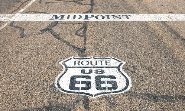 point médian de l’historique route 66 à adrian, texas - half way line photos et images de collection