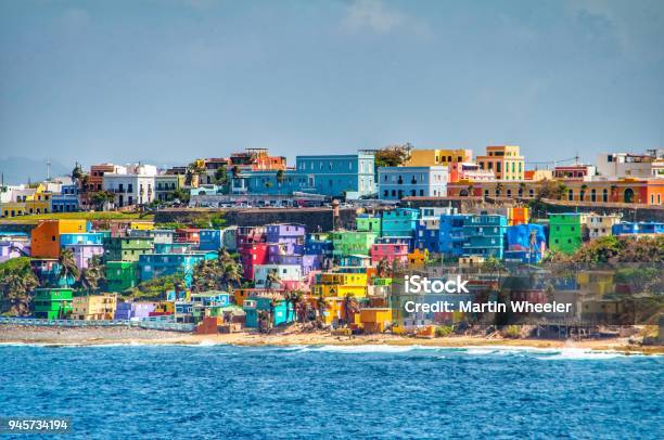 Casas De Colores Brillantes Línea De Las Colinas Con Vistas A La Playa De San Juan Puerto Rico Foto de stock y más banco de imágenes de Puerto Rico