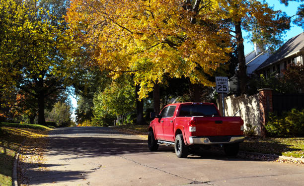 czerwony pickup zaparkowany na zielonej ulicy okolicy jesienią - truck midwest usa usa day zdjęcia i obrazy z banku zdjęć