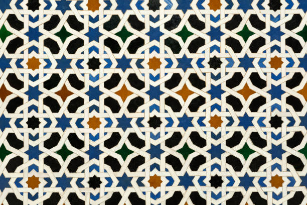 деталь мозаичного узора из глазурованной винтажной плитки. - seville andalusia spain pattern стоковые фото и изображения