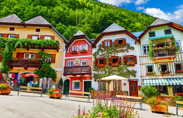 hallstatt austria central market square traditional houses - mountain lake austria bavaria imagens e fotografias de stock