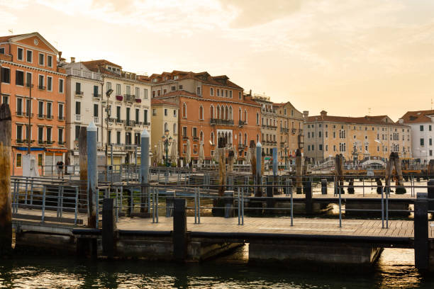 eine alte hölzerne pier auf venedig bei sonnenaufgang - venice italy italy gondola canal stock-fotos und bilder