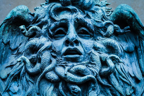 máscara de medusa - demon statue ancient architecture fotografías e imágenes de stock