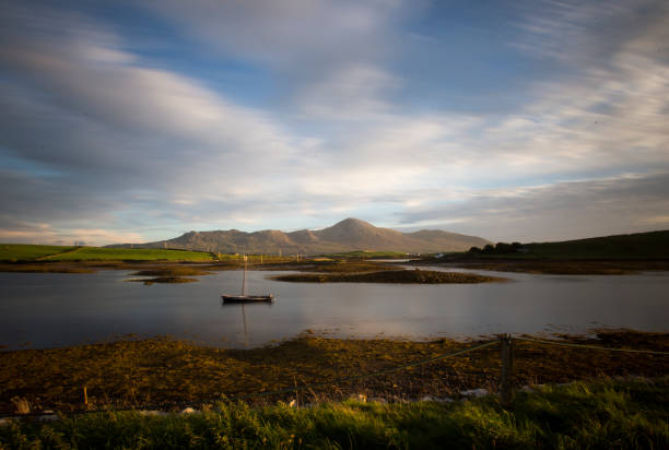 croagh patrick, co mayo, irlanda. - clew bay fotografías e imágenes de stock