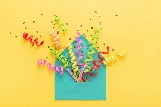 enveloppe avec explosion de confettis parti sur fond jaune. carte d’invitation, plat laïc. - birthday present photos et images de collection