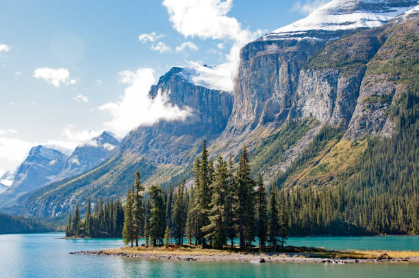 maligne lake spirit island dans le parc national de jasper - jasper national park photos et images de collection