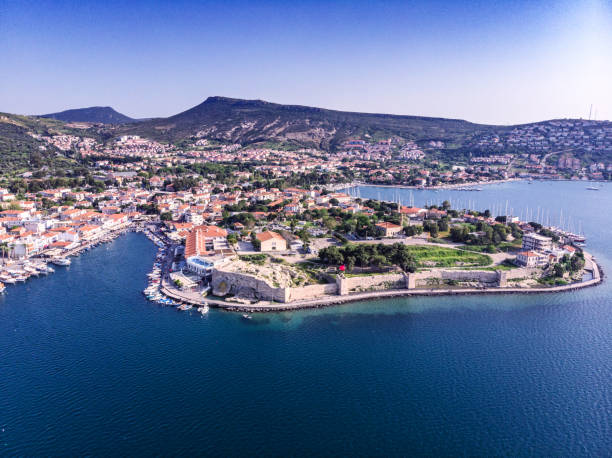 vista aérea del puerto de foça - eco tourism fotografías e imágenes de stock