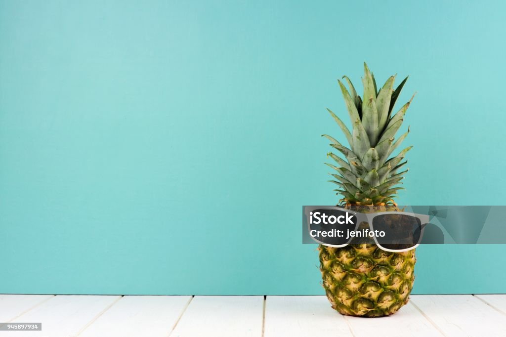 Hipster-Ananas mit Sonnenbrille gegen Türkis - Lizenzfrei Sommer Stock-Foto