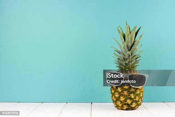 Ananas Hipster Con Occhiali Da Sole Contro Il Turchese - Fotografie stock e altre immagini di Estate