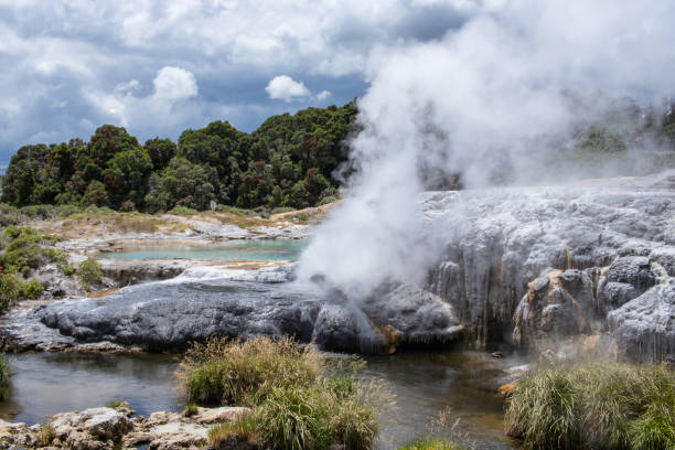 te puia près de rotorua nouvelle-zélande journée trajet vacances - sulphur landscape fumarole heat photos et images de collection