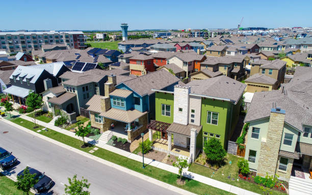 subúrbio de mueller colorido painel solar telhados e vida moderna austin - urban scene aerial view building feature clear sky - fotografias e filmes do acervo