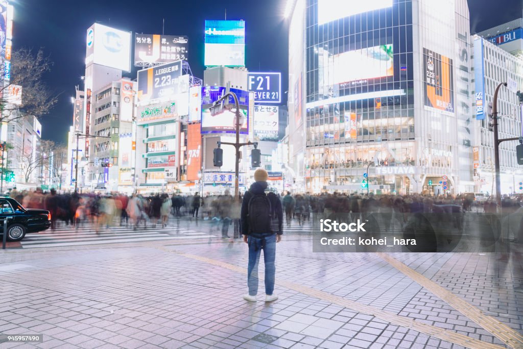 夜の渋谷の交差点に立っている観光 - 渋谷のロイヤリティフリーストックフォト
