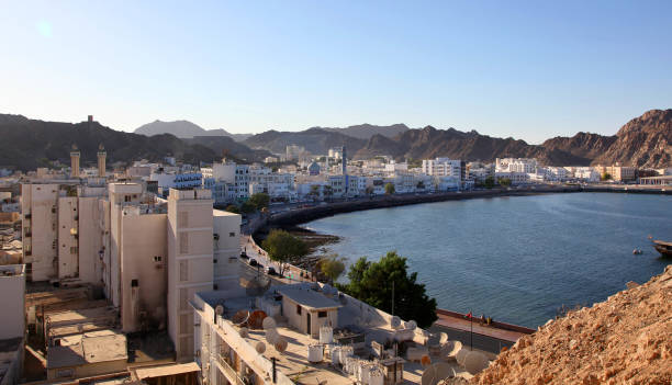 widok na port starego maskatu w omanie - oman greater masqat road aerial view zdjęcia i obrazy z banku zdjęć