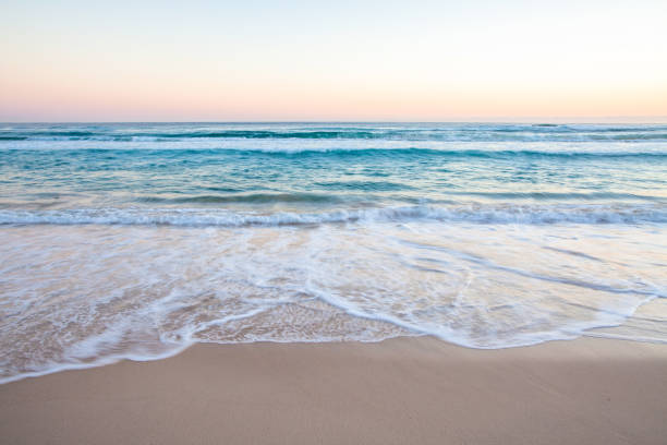 vagues de l’océan sur la plage de sable - waves crashing photos et images de collection