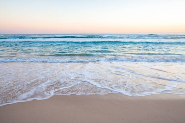 onde dell'oceano sulla spiaggia di sabbia - frangente foto e immagini stock