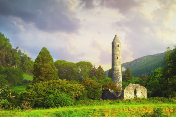 okrągła wieża w starym glendalough monastic site, hrabstwo wicklow, irlandia - irish landmark zdjęcia i obrazy z banku zdjęć