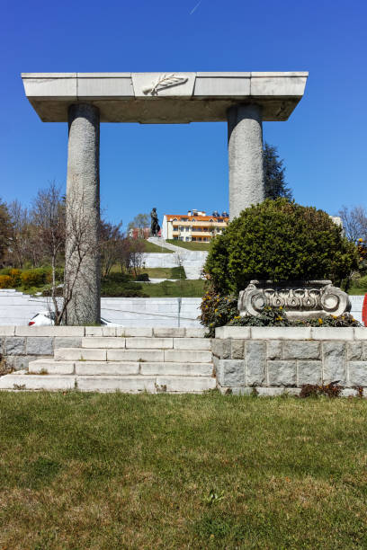 la statua di spartaco nella città di sandanski, bulgaria - spartacus foto e immagini stock