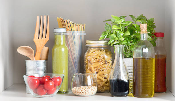 despensa de cocina con productos de comida italiana - condiment healthy lifestyle vinegar cooking oil fotografías e imágenes de stock