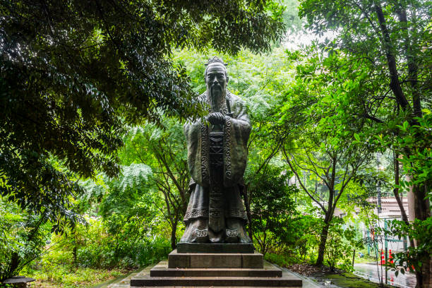 statue des konfuzius - venerable stock-fotos und bilder
