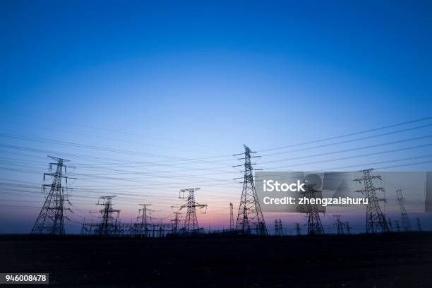 Die Silhouette Des Abends Electricity Pylon Übertragung Stockfoto und mehr Bilder von Sendeturm