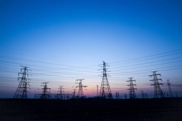 the silhouette of the evening electricity transmission pylon - torre de transmissão de eletricidade imagens e fotografias de stock