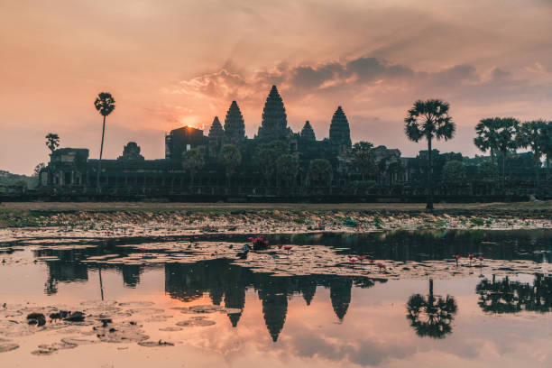 angkor wat en sunrise - cambodia khmer architecture outdoors fotografías e imágenes de stock