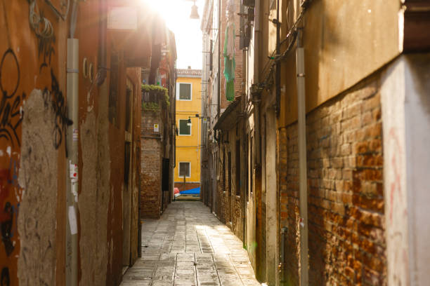 estrecha calle en venecia - venice italy italy street italian culture fotografías e imágenes de stock