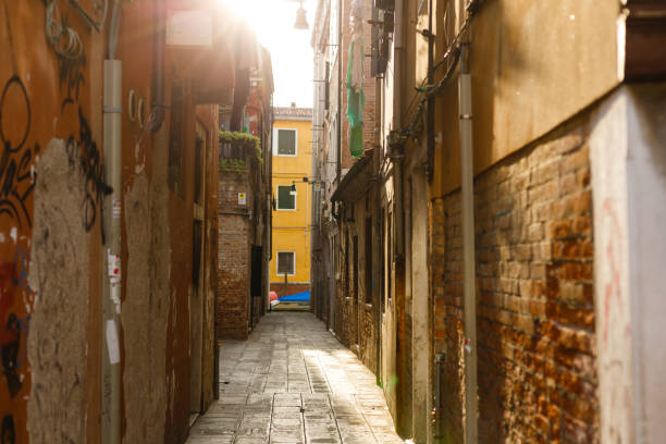 narrow street in venice - venice italy italy street italian culture imagens e fotografias de stock