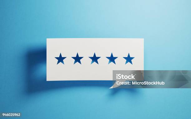 Concetto Di Feedback Bolla Di Chat Bianca Con Forme Di Stelle Ritagliate Su Sfondo Blu - Fotografie stock e altre immagini di Valutazione