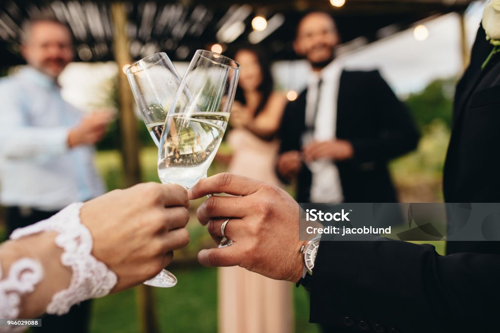 Novia y el novio con copas de champán - Foto de stock de Boda libre de derechos