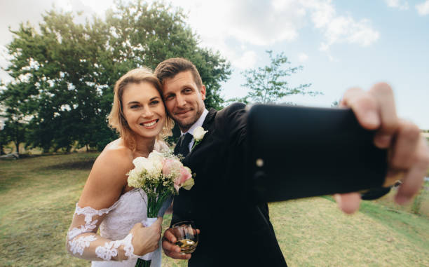 novios tomando un selfie - men groom wedding red fotografías e imágenes de stock