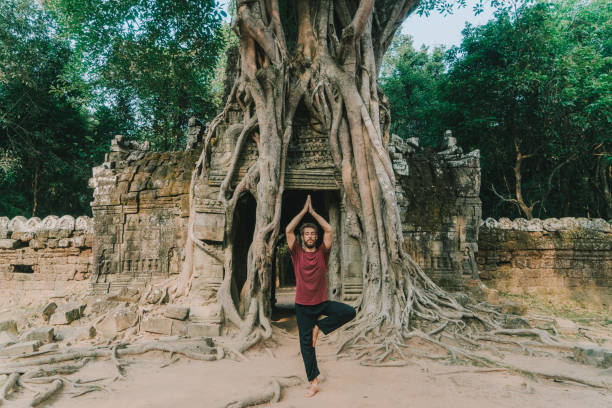 homem fazendo yoga no templo angkor wat - cambodia monk buddhism angkor wat - fotografias e filmes do acervo