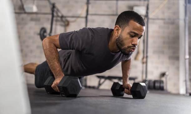 hübsches mensch, der push ups übung - liegestütze stock-fotos und bilder