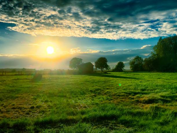 istock Idyllic Countryside sunrise 946061310