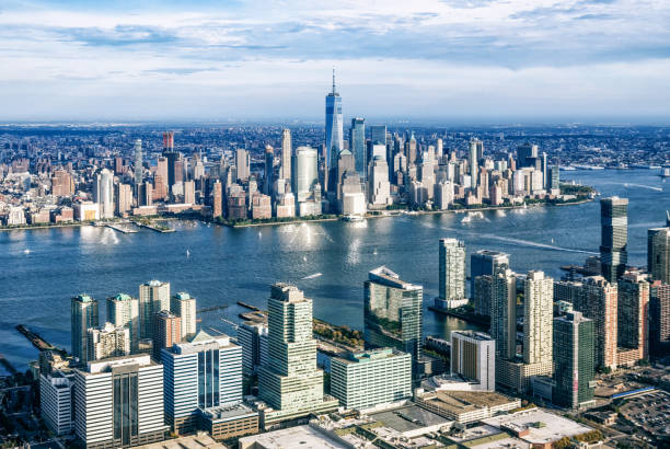 вид с воздуха на манхэттен из города джерсри. в нью-йорке. сша - manhattan aerial view new york city city стоковые фото и изображения