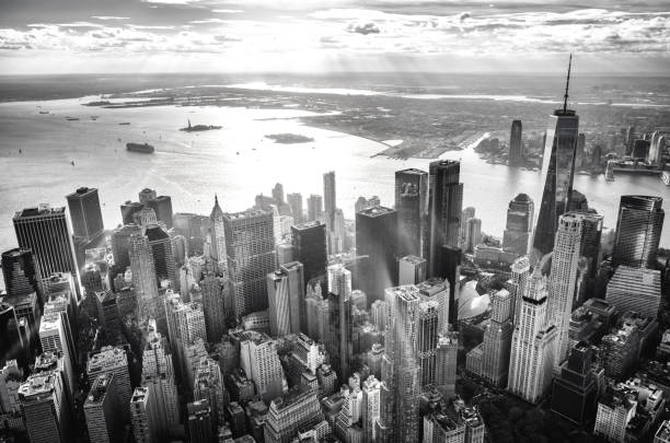vista in elicottero del centro di manhattan island, new york, al tramonto - new york city panoramic statue of liberty skyline foto e immagini stock