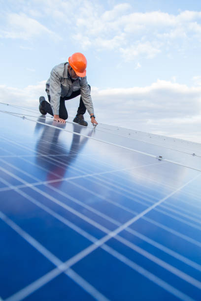 ingenieros están comprobando el sistema eléctrico. enfoque selectivo. ingenieros y ejecutivos están discutiendo planes. - solar panel engineer solar power station solar energy fotografías e imágenes de stock