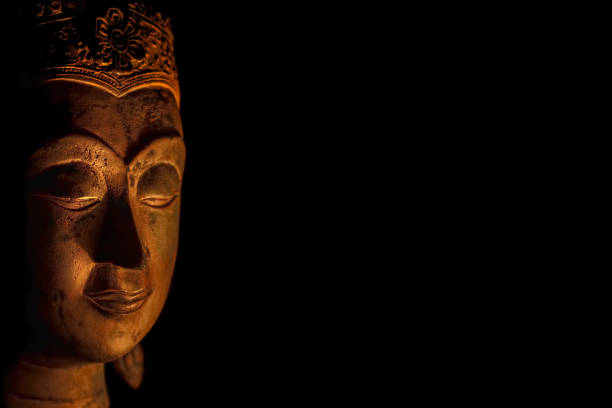buddyzm zen. duchowe oświecenie spokojnej głowy buddy w medytacji. - buddha thailand spirituality wisdom zdjęcia i obrazy z banku zdjęć