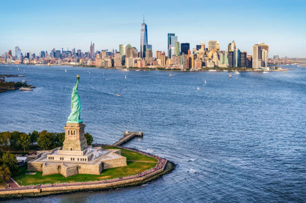 マンハッタンのスカイラインの前に自由の女神の空撮。ニューヨーク。アメリカ - new york city skyline new york state freedom ストックフォトと画像