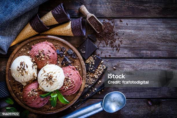 Foto de Sorvete De Chocolate E Baunilha Ainda Vida e mais fotos de stock de Sorvete - Sorvete, Gelato, Sobremesa