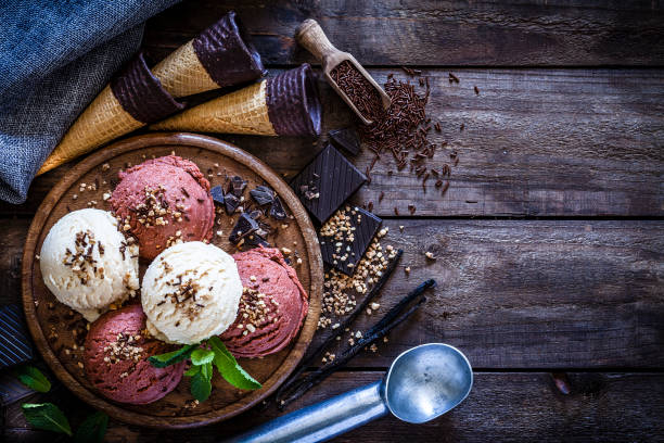 шоколадное и ванильное мороженое на месте - sphere dessert seasoning food стоковые фото и изображения