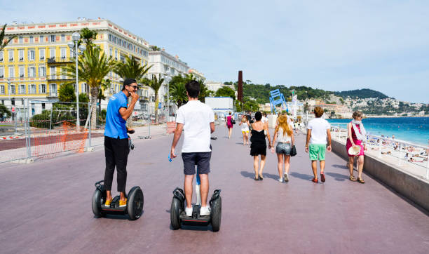 people w: promenade des anglais in nice, france - segway zdjęcia i obrazy z banku zdjęć