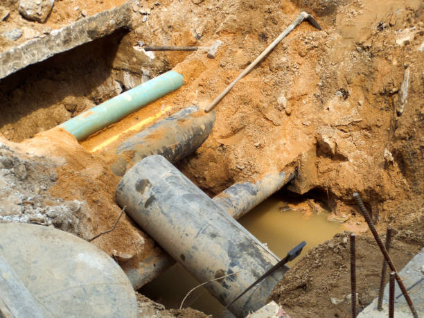 istock dig dirt to underground pipes repair or replacement 946106008