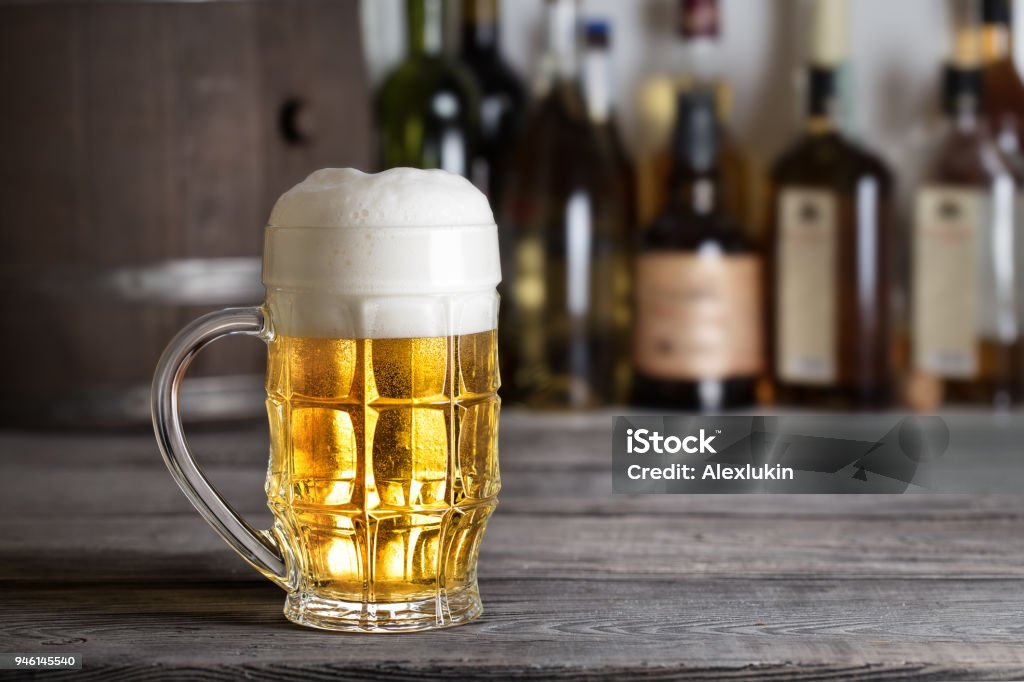 Vaso Grande De Cerveza Espuma En La Barra De Foto de stock y banco de de Amarillo - Color - iStock