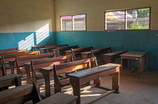 classe de escola no norte de zanzibar, tanzânia. uma sala de aula normal em uma escola africana. - rural africa - fotografias e filmes do acervo