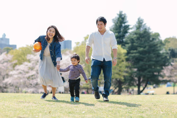 春に自分の時間を楽しんでいる日本の家族 - family walking parent lifestyles ストックフォトと画像