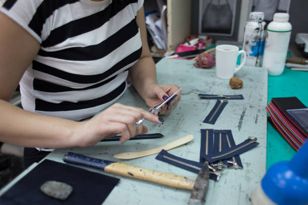 istock Sewing leather handbags 946205130