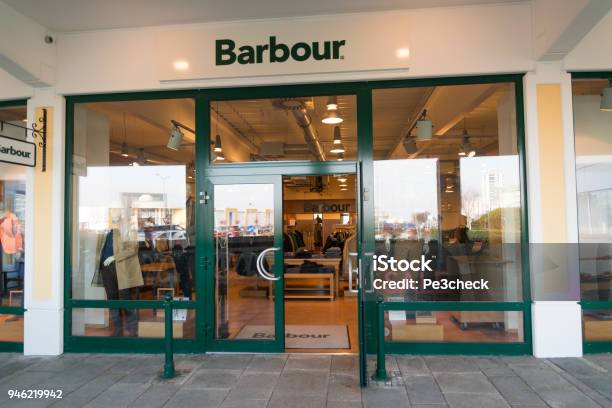 Verovering binnenvallen wereld Barbour Store Stock Photo - Download Image Now - Boutique, Branch - Plant  Part, Built Structure - iStock