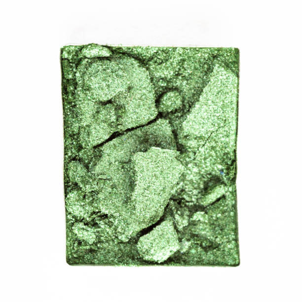 измельченные зеленые тени для век - green eyeshadow стоковые фото и изображения