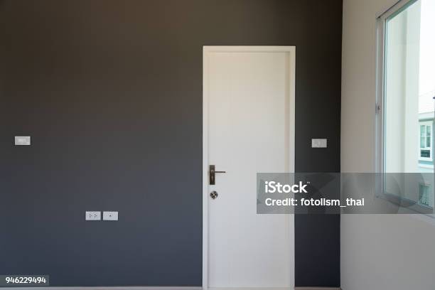 Photo libre de droit de Décoration De Mur Gris De La Chambre À Coucher Avec Porte Blanche Fermée banque d'images et plus d'images libres de droit de Porte - Entrée